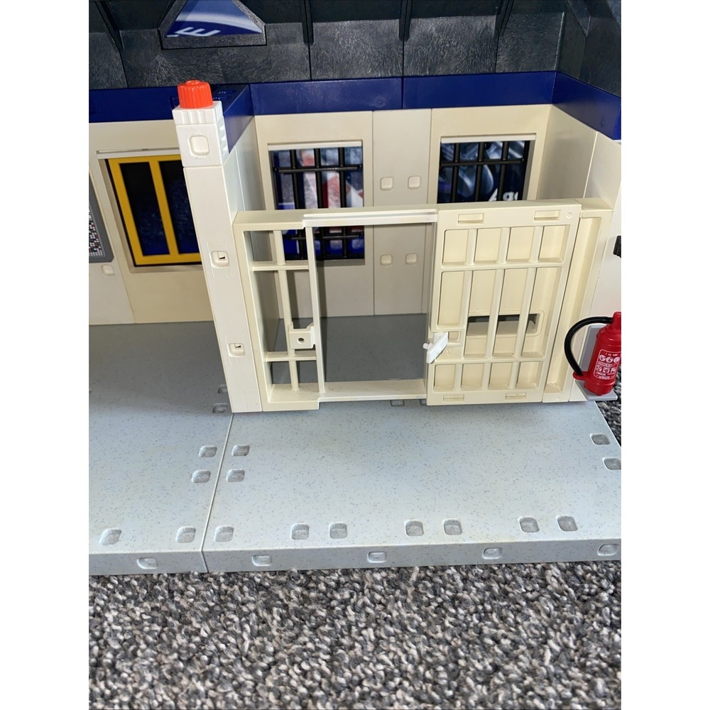 Vintage Playmobil Set 3085 Police Station Adventure Set With Extra People & Accs - Picture 13 of 16